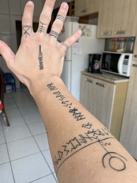 Ygdrassil Tattoo, Rune Tattoos, Viking Rune Tattoo, Herren Hand Tattoos, Scandinavian Tattoo, Viking Tattoo Symbol, Viking Tattoo Sleeve, Rune Tattoo, Norse Tattoo