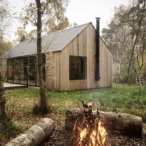 Wood Siding Cottage, Wood Exterior House, Mullion Windows, Shed Roof House, Swedish Cabin, Nordic Cabin, Scandinavian Modern Design, Fasad Design, Wood Cabin