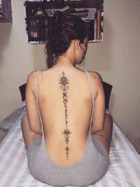 25 Coolest Back Tattoos for Women (2021)- The Trend Spotter Compass Hand Tattoos For Women, Beauty Spirituality, Tato Paha, Tattoo Schrift, Girl Back Tattoos, Summer Tattoo, Ribbon Tattoos, Majestic Creatures, Shape Tattoo