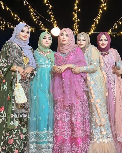 Pakistani Dress Poses, Hijab Style For Wedding, New Party Wear Dress, Pakistani Designer Dress, Pakistani Mehndi Dress, New Hijab, Islamic Fashion Dresses, Pakistani Party Wear Dresses, Abaya Design