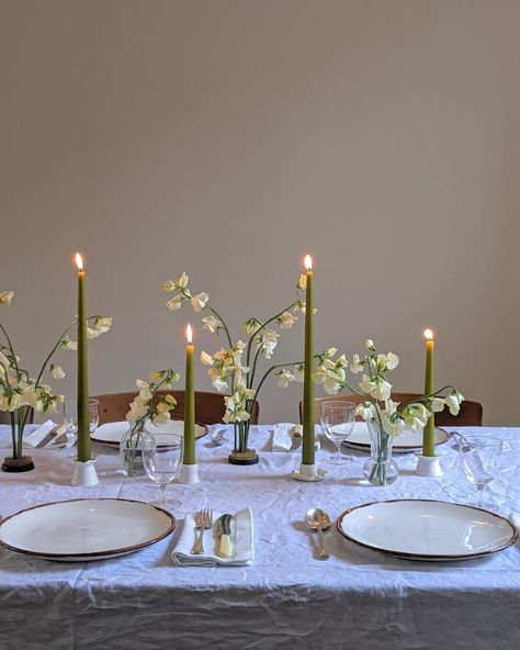 Outside Dinner Table Setting, Green And White Dinner Party, Olive Green Table Setting, Table Decorations Aesthetic, Green And White Party, Unique Table Centerpieces, Minimal Table Setting, Wedding Aisle Candles, Maximalist Wedding