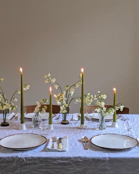 Earth Tone Tablescape, Green And White Dinner Party, Outside Dinner Table Setting, Modern Place Cards Wedding, Moss Table Runner Wedding, Fall Dinner Table Setting, Wedding Tables With Greenery, Olive Green Table Setting, Mossy Tablescape