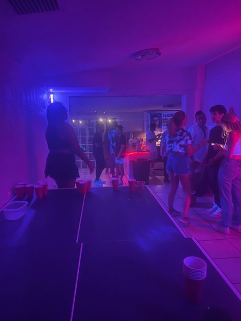 Basement Party Setup, Cup Pong Aesthetic, High School Parties Aesthetic, American House Party Aesthetic, College Dorm Party, Party Aesthetic High School, Party Basement Ideas, High School Party Themes, Basement Party Aesthetic