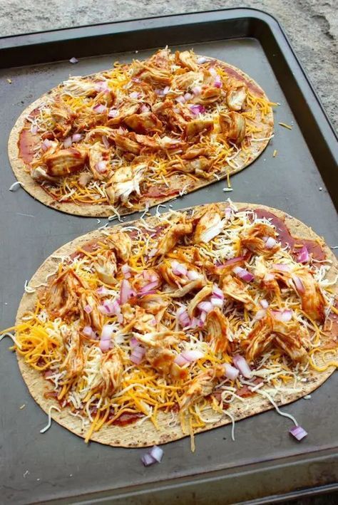 Ww Pizza, Weight Watcher Pizza Recipe, Weight Watchers Pizza, Bbq Chicken Flatbread, Office Food, Dandelion Jelly, Weight Watchers Snacks, Ketogenic Diet Food List, Diet Recipes Flat Belly