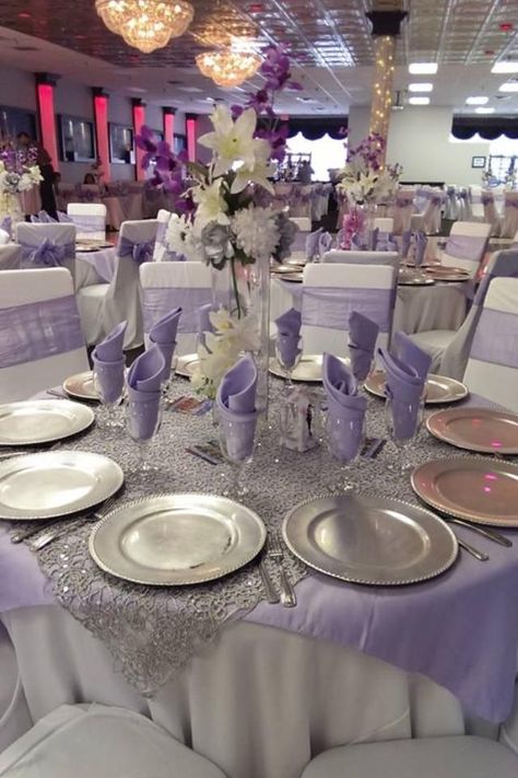 Lavender Round Table Decorations, Quince Glass Cups, Lilac Quince Recuerdos, Purple Silver Table Decorations, Lilac And Silver Wedding Decor, Purple And Gold Wedding Table Settings, Lavender Wedding Reception Tables, Purple And Silver Wedding Ideas, Table Settings Quinceanera