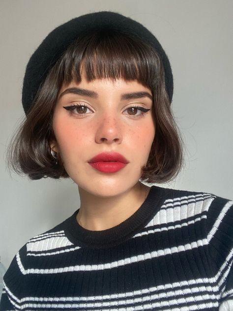 France Women Style, Paris Short Hair, Europe Makeup Look, French Look Makeup, France Makeup Look, French Makeup Look Aesthetic, Simple French Makeup, French Makeup Looks, French Make Up Look