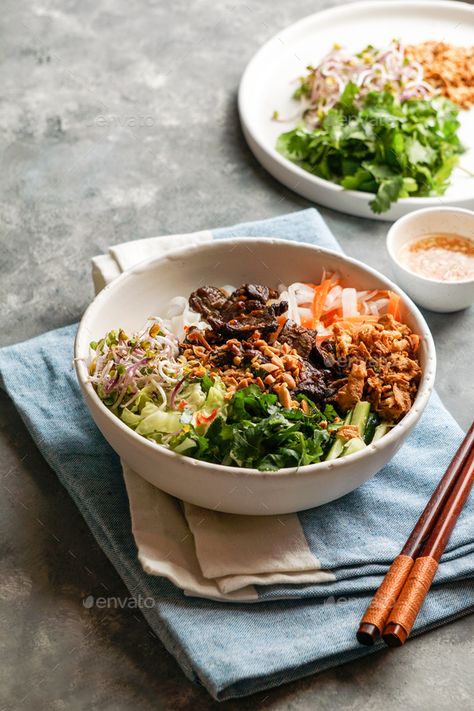 Vietnamese Salad Bowl, Beef Rice Noodles, Crunchy Asian Salad, Vietnamese Noodle Salad, Vietnamese Noodle, Bo Bun, Vietnamese Noodles, Plats Healthy, Beef Rice