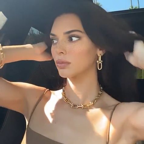 Tiffany And Co Hardware Necklace, Kendall Jenner Accessories, Gold Necklace Expensive, Kendall Jenner Rings, Kendall Jenner Necklace, Kendall Jenner Jewelry, Kendall Jenner Earrings, Kylie Jenner Necklace, Kendall Jenner Piercings