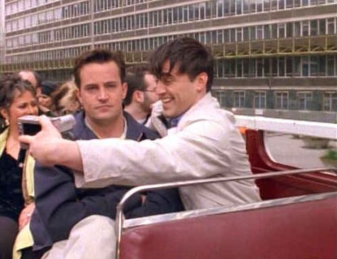 When they went to London and took selfies together. | 25 Moments When Joey And Chandler Won At Friendship Carcase Iphone, Chandler Friends, Jenifer Aniston, Ross Geller, Joey Tribbiani, London Baby, Friends Moments, Chandler Bing, Funny Girl