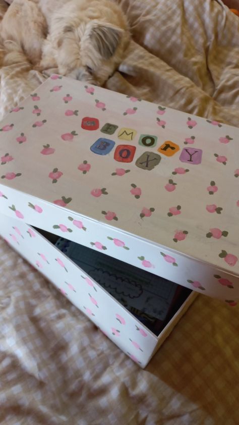 Cute Keepsake Box Ideas, Memory Box Decoration, Memory Box Design, Memory Box Painting Ideas Aesthetic, Memory Shoe Box Ideas, Memory Box Decoration Ideas, Souvenir Box Ideas, Memorie Box Aesthetic, Memory Box Ideas Diy Aesthetic