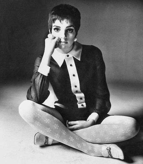 Sewing the 60s: Collars'n'cuffs  Liza Minelli Old Celebrities, Bert Stern, Liza Minnelli, Lauren Hutton, Moda Retro, Sixties Fashion, Rock N’roll, Judy Garland, Actrices Hollywood