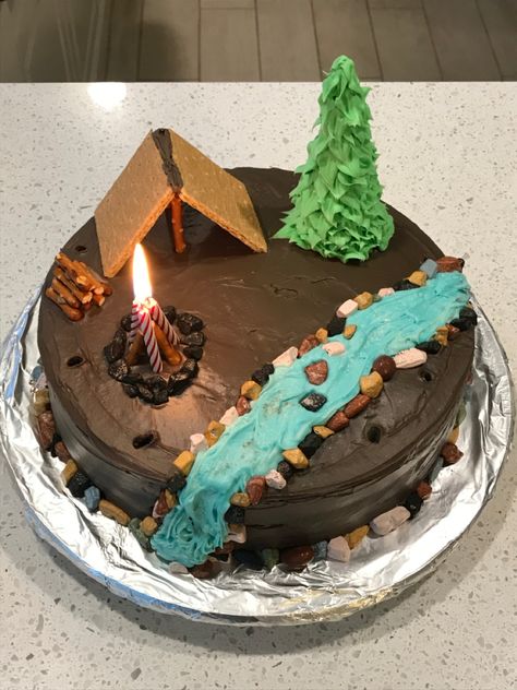 Survival Birthday Cake, Outdoor Cake Decorating Ideas, Camping Cake Ideas Simple, Camping Cake Decorating Ideas, Camp Fire Cakes, Woods Birthday Cake, Campfire Cake Ideas, Camping Themed Cake Ideas, Camp Cake Birthday