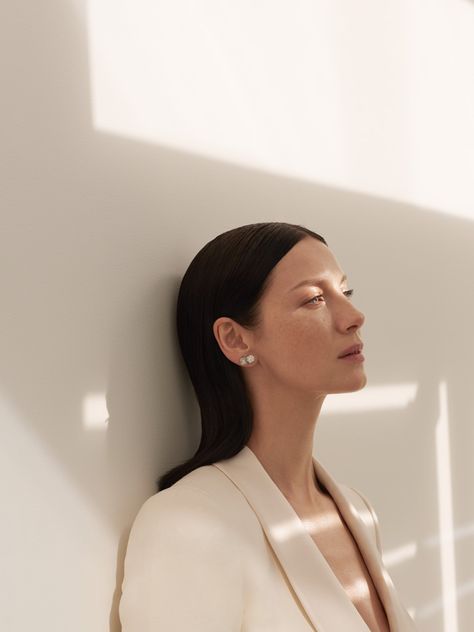 ‘Outlander’ Star Caitriona Balfe Goes Minimal for InStyle Magazine | Fashion Gone Rogue Branding Photoshoot Inspiration, 사진 촬영 포즈, Photographie Inspo, Instyle Magazine, Business Portrait, Foto Poses, Caitriona Balfe, Foto Vintage, Studio Photo