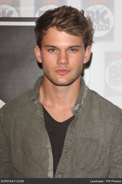 Jeremy Irvine ---a much better actor for the part of Peeta in Hunger Games! @Heidi Parker Chin Dimple, Fallen Saga, Red Queen Victoria Aveyard, Jeremy Irvine, Now Is Good, Lauren Kate, Victoria Aveyard, O2 Arena, Fallen Book