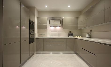 U-shaped kitchen has high gloss kitchen cabinets colours in the light grey aesthetic look. Kitchen Furniture Design Modern, High Gloss Kitchen Cabinets, L Shaped Modular Kitchen, Gloss Kitchen Cabinets, High Gloss Kitchen, Modular Kitchen Cabinets, Interior Dapur, Kabinet Dapur, Kitchen Modular