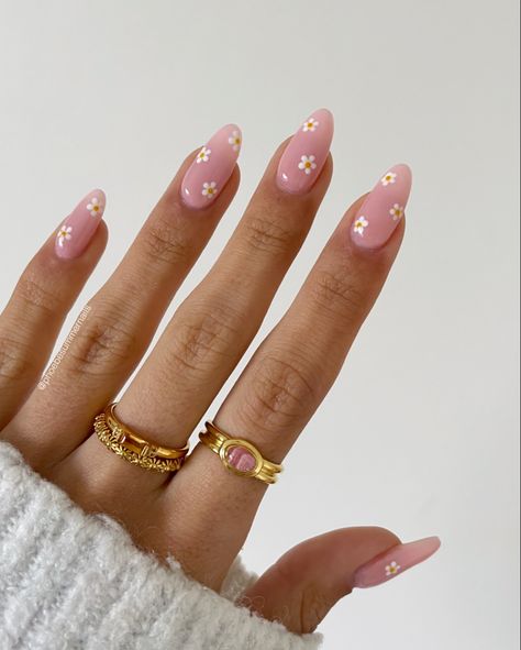 Simple Home Nail Designs, Plain Nail Inspo Almond, Oval Floral Nails, Easy Almond Nail Ideas, Simple Cute Nails Almond Shape, Basic Nails With Flowers, Spring Nails 2024 Trends Flowers, Nail Extension Designs For Birthday, Natural Nail Designs Flowers