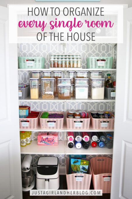Home Organisation Tips, Home Organization Tips, How To Organize Your Closet, Tidy House, Cleaning Wood Floors, Cleaning Supplies Organization, Organized Lifestyle, Linen Closet Organization, Apartment Organization