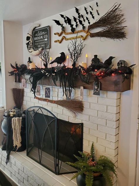 Spooky Halloween Bathroom Decor, Diy Halloween Clock, Halloween Mantle Ideas, Halloween Core, Spooky Diy Halloween Decor, Halloween Mantle Decor, Halloween Fireplace, Elegant Halloween Decor, Fall Room