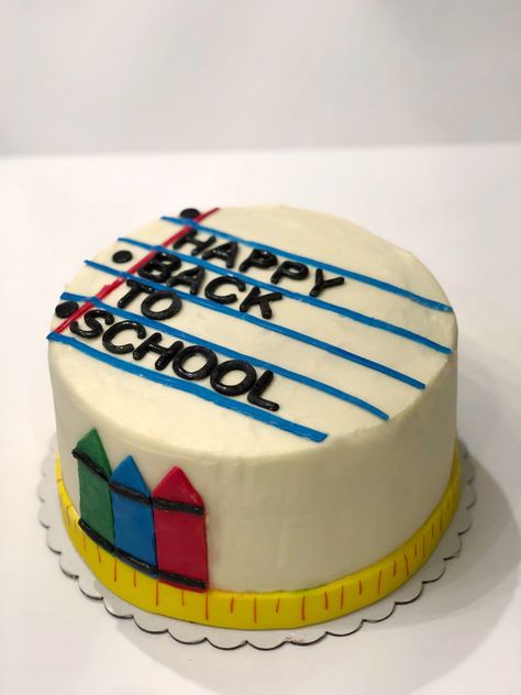 Figurine, School Theme Cake Ideas, School Cake Design, Back To School Cakes Ideas, Back To School Mini Cakes, Back To School Cake Designs, Teachers Day Cake Design, Teacher Cake Design, Back To School Cookie Cake