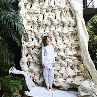 A standard throw uses about 5 kilos of yarn, but bigger installation pieces can weigh up to 80 kilos. | This Woman Is Extreme Knitting Giant Blankets And They Look So Cosy Large Knitting Needles, Extreme Knitting, Sculpture Textile, Giant Knitting, Large Knitting, Big Knits, Chunky Knitting, Knit Art, Textile Fiber Art