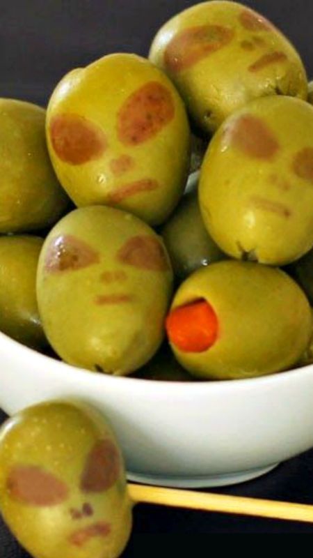 Olive Aliens ~ Turn ordinary green olives into Aliens for your Halloween party this year... Your guests will get a kick out of seeing an alien in their martini or in a dish. Halloween Olive Eyeballs, Diy Alien, Edible Markers, Pasteles Halloween, Diy Halloween Party, Creepy Halloween Food, Alien Halloween, Alien Party, Fairy Halloween Costumes