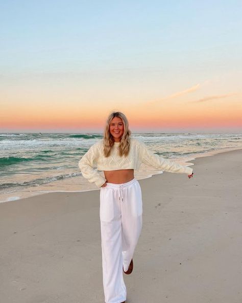 Mexico, Beach Outfit For Cold Weather, Cozy Beach Fits, Winter Island Outfit, Colder Beach Outfits, Beach Cozy Outfit, Beach Autumn Outfit, Beach Outfits When Its Cold, Cozy Beach Pictures
