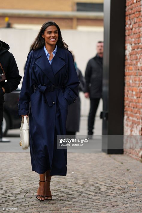 Navy And Brown Outfits For Women, Navy Blue Winter Outfit, Navy Blue And Brown Outfit, Navy Blue Trench Coat Outfit, Navy And Brown Outfit, Blue Trench Coat Outfit, Navy Shirt Outfit, Navy Trench Coat Outfit, Navy And White Outfit