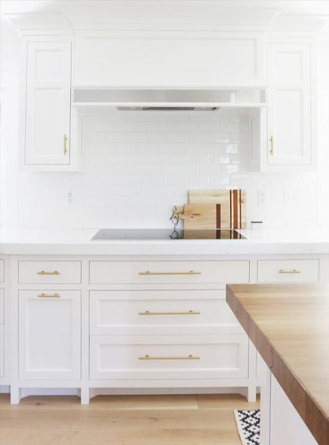 8 Best Hardware Styles For Shaker Cabinets - Styl Hampton, Ideas Hogar, Classic Kitchen, Gold Kitchen, Home Luxury, Kitchen Cabinet Hardware, Shaker Cabinets, Kitchen Hardware, Transitional Kitchen