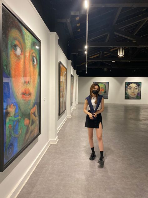 girl wearing a black mini skirt and white tank top standing infront of paintings in art museum Summer Art Gallery Outfit, Photos In Museum, Art Exhibition Outfit Ideas, Museum Pose Ideas, Art Museum Pictures, Art Museum Aesthetic Outfit, Art Museum Date Outfit, Victoria Costume, Museum Pictures