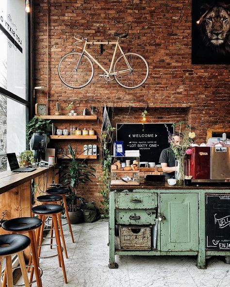 Interior Design Lover ⚡️ on Instagram: “I think absolutely everything on this picture is perfect : the colours, the materials, the decoration, everything ! 😍 It looks like we’re…” Kaffe Bar, Rustic Coffee Shop, Vivir Design, Café Design, Rustic Cafe, Cozy Coffee Shop, Coffee Shop Interior Design, Stil Industrial, Bohemian Kitchen