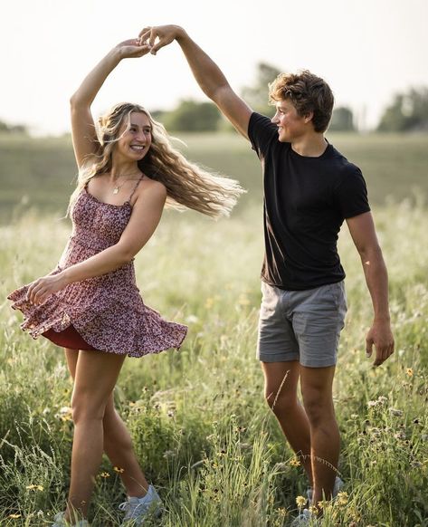 Cute Poses For Boyfriend And Girlfriend, Corn Field Couple Photos, Poses For Pictures For Couples, Gf Bf Photo Poses, Cute Christian Couple Photos, Senior Pictures For Couples, Fun Poses For Couples, Cute Couple Pic Poses, Senior Photos Couples