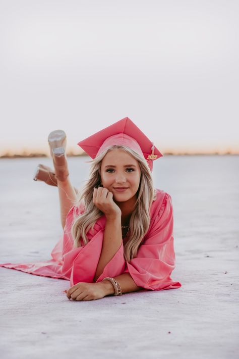 Pink Cap And Gown, Flat Photography, Cap And Gown Senior Pictures, Senior Pictures Dresses, Cute Senior Pictures, Senior Year Pictures, Cap And Gown Photos, Cap And Gown Pictures, Senior Photoshoot Poses