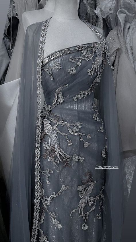 Evening long gowns ideas Chinese Couture Gowns, Capitol Fashion Aesthetic, Qipao Inspired Dress, Tingjing Dress, Chinese Wedding Dresses, Sangjit Dress, Asian Gowns, Chinese Style Wedding Dress, Chinese Gown