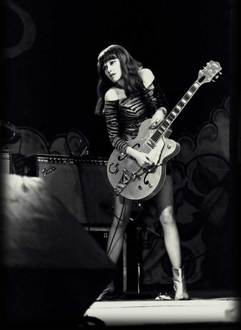 POISON IVY OF THE CRAMPS: UNCROWNED QUEEN OF ROCK ‘N’ ROLL Cheers Wine, Beer Drinks, The Velvet Underground, Dark Wave, Drink Alcohol, Wine Party, The Cramps, Elvis Costello, Women Of Rock