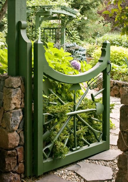 A whimsical sunburst of garden tools makes a unique garden gate! More garden gate ideas: http://www.midwestliving.com/garden/ideas/great-gates/?page=2 Garden Gate Ideas, Garden Gates And Fencing, Garden Gate Design, Gate Ideas, Piscina Natural, Green Gate, Garden Entrance, Garden Whimsy, Unique Garden