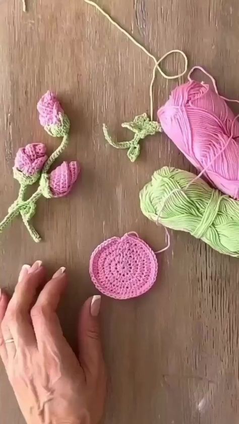 Rosebud Crochet Pattern, Crochet Rose Buds Free Pattern, Projek Mengait, Crochet Small Flower, Motif Kait, Crochet Rose Pattern, Crochet Leaf Patterns, Crochet Flowers Easy, Crochet Bedspread Pattern