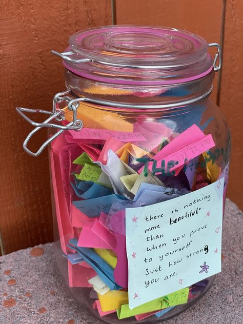 A happiness jar is nothing but a jar, filled with moments of gratitude, memories worth remembering, motivation for a future you, etc. Encouragement Jar, Nurses Gifts Diy, Happiness Jar, Message Jar, Jar Of Notes, 365 Jar, Painting Glass Jars, Happy Jar, Memory Jar