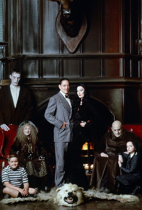 It's a family affair. Ron Y Hermione, Los Addams, Addams Family Movie, Addams Familie, Addams Family Costumes, Gomez And Morticia, Addams Family Wednesday, Halloween Film, Movie To Watch