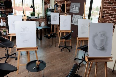 Empty drawing class with nobidy in it pr... | Free Photo #Freepik #freephoto #art-workshop #art-studio #artist #easel Art Class Studio, Art Studio Layout, Student Skills, Studio Layout, Artist Easel, Studio Artist, Drawing Lesson, Career Options, Professional Tools