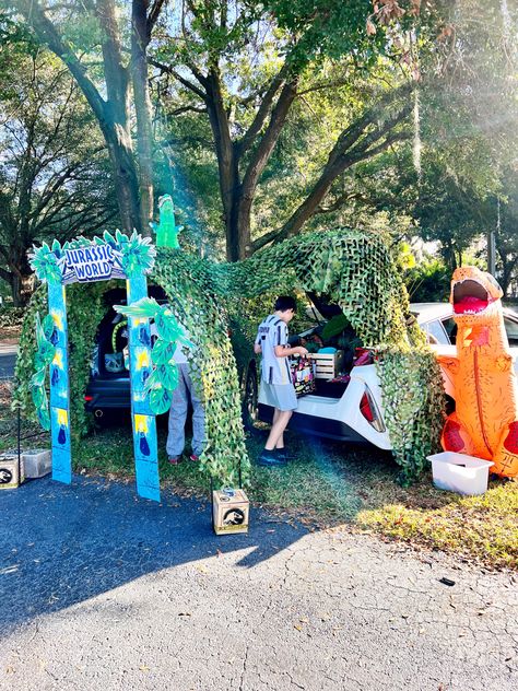 Jurassic Park Jurassic World Trunk or Treat Jurassic World Trunk Or Treat, Jurassic Park Trunk Or Treat Ideas, Dinosaur Trunk Or Treat, Jurassic Park Party, Park Party, Cute Group Halloween Costumes, Group Halloween, Treat Ideas, Trunk Or Treat