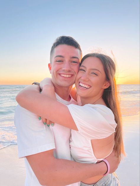 Beach Fotos, Engagement Photo Shoot Beach, Beach Poses For Couples, Senior Photoshoot Poses, Beach Photo Shoot, Couple Beach Pictures, Couple Beach Photos, Cute Beach Pictures, Beach Photo Session