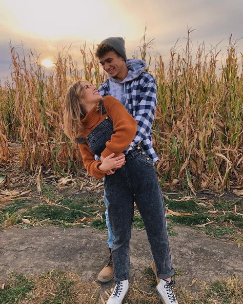 Pumpkin Patch Couple Outfit Ideas, Couple Fall Pumpkin Patch Pictures, Pumpkin Patch Fits Couple, Pumpkin Patch Date Ideas, Cute Fall Outfits For Photoshoot Couple, Couples Fall Outfits Matching, Cute Pumpkin Pictures, Couple Photoshoot Pumpkin Patch, Corn Maze Pictures Couple