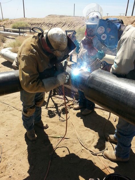 Just doing our thang Welding Helmet Designs, Pipeline Welders, Rig Welder, Fun Selfies, Pipeline Welding, Welding Funny, Welding Safety, Welding Certification, Oil Rig Jobs