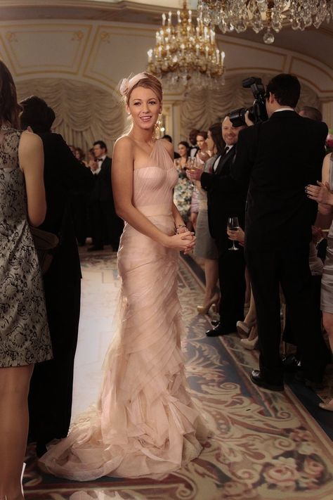 love the blush vera wang Blake Lively, Gossip Girl Wedding, Mode Gossip Girl, Estilo Gossip Girl, Girl Prom, Mode Glamour, Gossip Girl Fashion, Nude Dress, Gorgeous Gowns