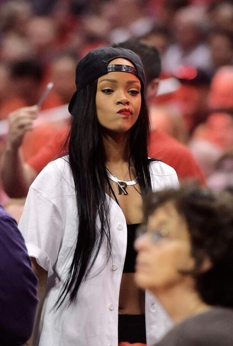 Rihanna rocks a backwards cap while attending a Clippers basketball game during the 2014 NBA Playoffs at Staples Center on Friday (May 9) in Los Angeles.  The 26-year-old entertainer sat next to her BFF Melissa Forde while cheering on the Clippers, who lost to the Oklahoma City Thunder by a final score of 118-112. Ragazza Gangsta, Backwards Hat, Looks Rihanna, Mode Rihanna, Rihanna Outfits, Rihanna Looks, Rihanna Riri, Steal Her Style, Rihanna Style