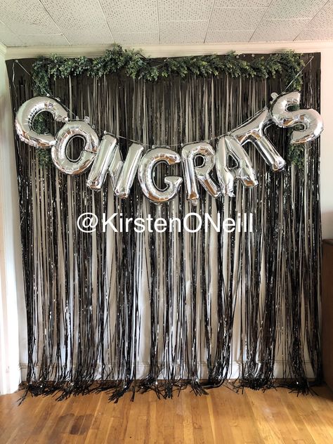 Graduation Theme Backdrop, Radiography Graduation Party, Graduation Photobooth Decoration Ideas, Grad Party Picture Backdrop Ideas, Graduation Diy Decor, Photobooth Backdrop Graduation, Back Drop For Graduation, Diy Grad Party Backdrop, Photo Backdrop Ideas Graduation