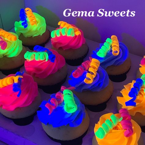 Dark Cupcakes, Glow In The Dark Cupcakes, Neon Cupcakes, Neon Birthday Cakes, Galaxy Desserts, Glow Theme Party, Neon Food, Neon Cakes, Birthday Party Checklist