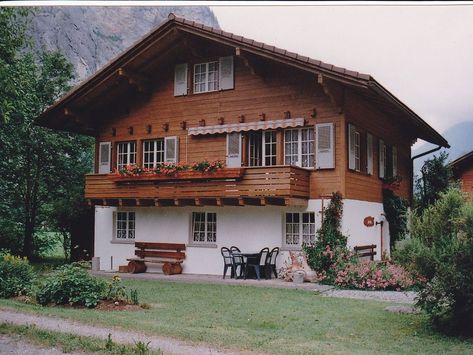 Switzerland House, Chalet Exterior, Chalet Style Homes, Swiss House, Scandinavian Cabin, Alpine House, Swiss Cottage, German Houses, Alpine Chalet