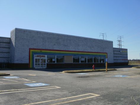 Abandoned Toys 'R' Us Stores are Kind of a Thing Now... Haunted Places, Abandoned Store, Blockbuster Video, Detroit History, Messy Nessy Chic, Eyes Artwork, Liminal Space, Brand Strategist, Babies R Us