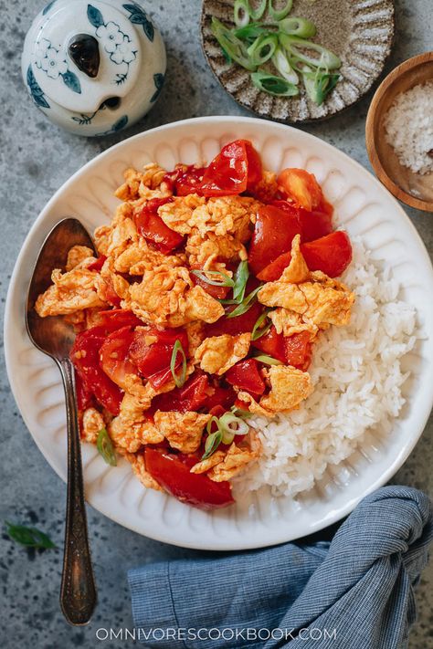 Tender tomatoes and scrambled eggs are stir fried with aromatics and very simple seasonings and served with rice. It’s a super hearty and healthy meal that takes 10 minutes to throw together and it tastes so satisfying. {Vegetarian, Gluten-Free} Egg Stir Fry, Tomato And Egg, Stir Fry With Egg, Egg Tomato, Tomato Egg, Healthy Egg Recipes, Black Pepper Chicken, Taiwanese Cuisine, Fried Tomatoes